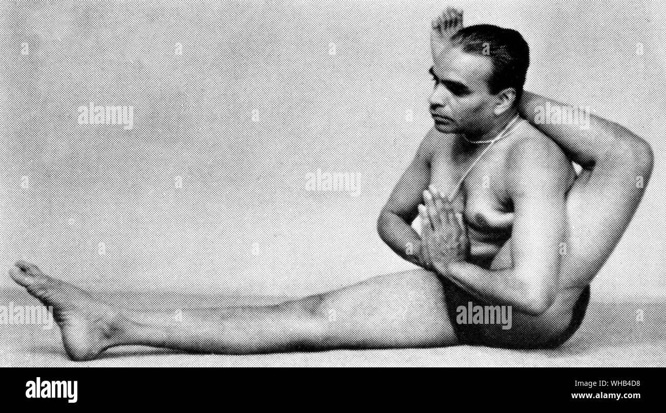 BKS Iyengar, einer echten Hatha Yogi in der Eka Pada shirshasana oder einen Fuß hinter Kopfhaltung von Licht auf Yoga, die von den genannten 1965. Stockfoto