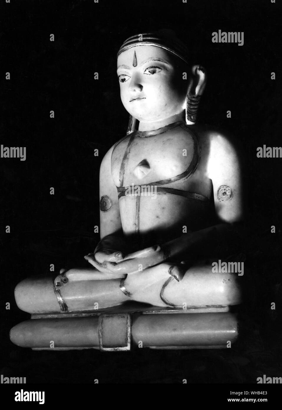 Ein Jain in Marmor - Jainismus ist eine der ältesten Religionen der Welt, Religion und Philosophie im alten Indien. Die Jains folgen Sie den Lehren des 24. Jinas oder Eroberer, die auch als Tirthankars bekannt.. Stockfoto