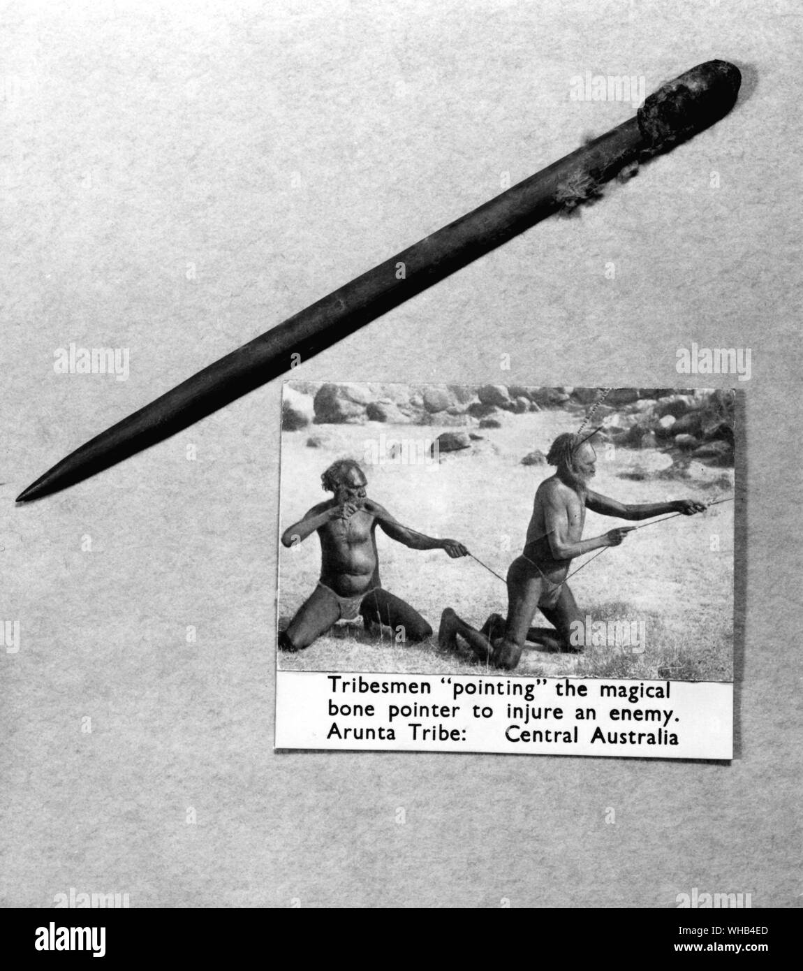 Stammesangehörige nach den magischen Knochen Zeiger, um einen Feind zu verletzen. Arunta Stamm im Zentrum von Australien. Stockfoto