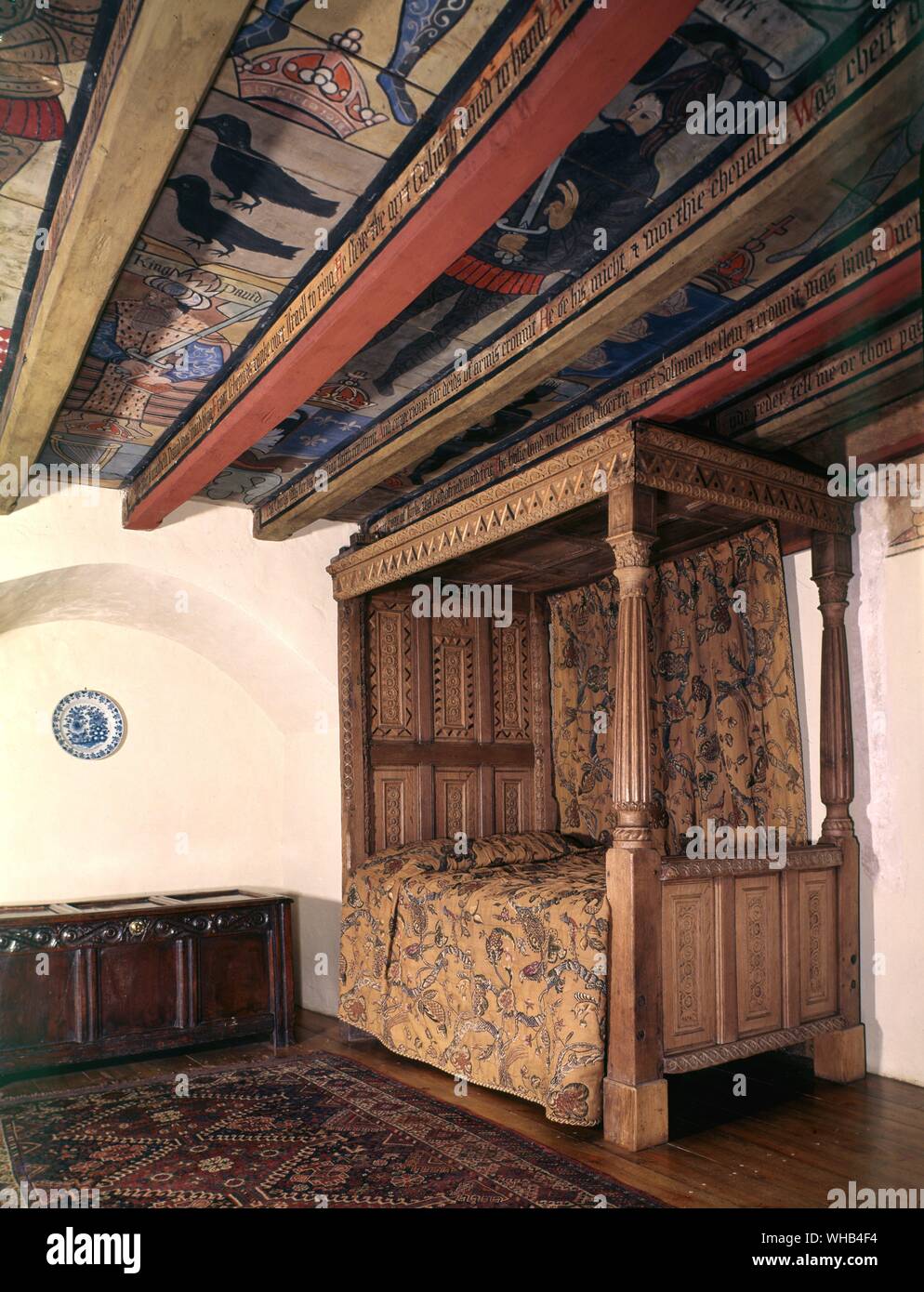 Architektonische Merkmale: Innenraum von crathes Castle, Aberdeenshire, Schottland - mit Himmelbett und Jakobinischen bemalte Decke Stockfoto
