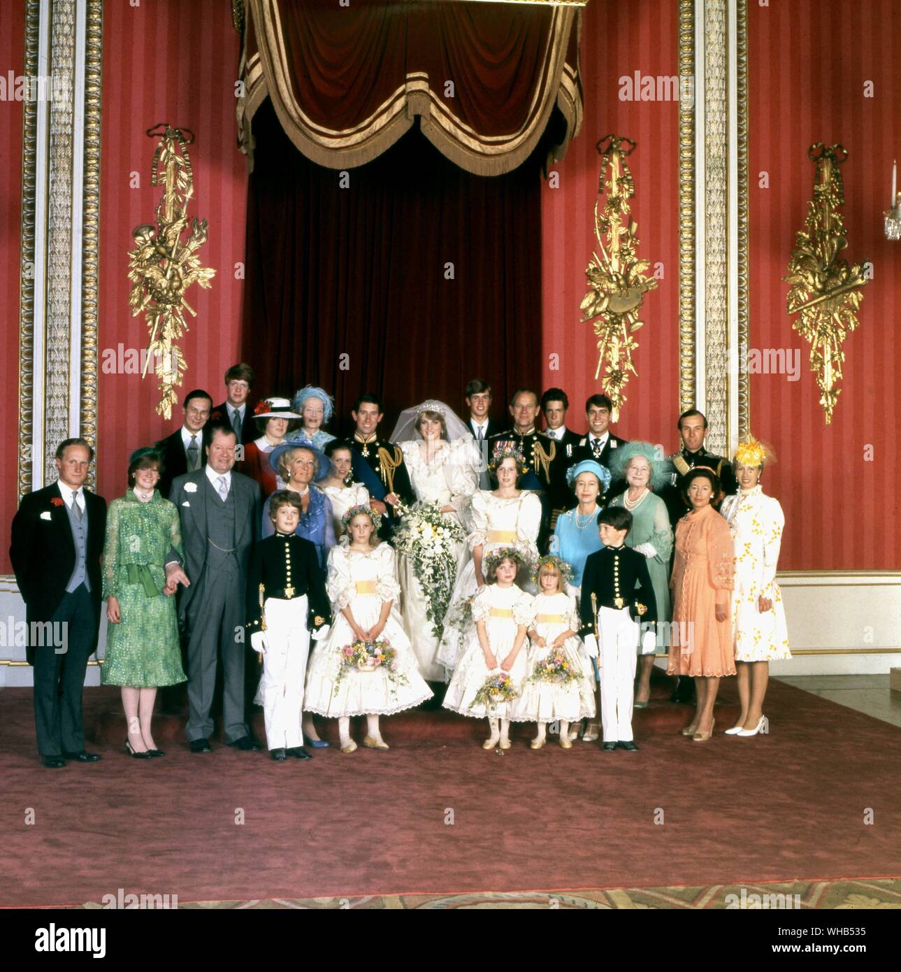 Hochzeit des Prinzen und der Prinzessin von Wales (Lady Diana Spencer) vom 29. Juli 1981 - Buckingham Palace - Die Brautjungfern und Seiten sind Lady Sarah Armstrong Jones 17, Edward Van Cutsem 8, Herr Nicholas Windsor 7, Indien Hicks 13, Sarah Jane Gaselee 11, Catherine Cameron 6 und Clementine Hambro 5. Die Paare werden von den Mitgliedern der königlichen Familie und Diana's Familie umgeben.. Stockfoto