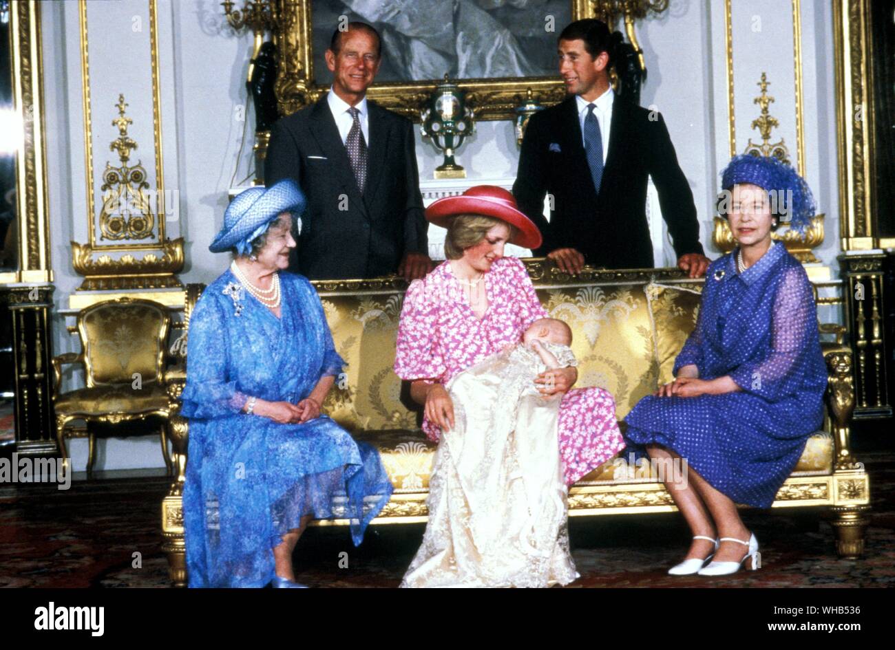 Taufe der erste Sohn, William, von Prinz Charles und 4. August 1982 - Prinzessin von Wales (Lady Diana Spencer) vom 29. Juli 1981 - Buckingham Palace. Diana ist von Königin Elizabeth die Königin Mutter (Großmutter zu Prinz Charles und Mutter, Königin Elizabeth II.) und Queen Elizabeth II (Mutter von Prinz Charles und Schwiegermutter zu Diana flankiert). Auf dem Foto hinter sind PrincePhilip der Herzog von Edinburgh, Prinz Charles, Prinz von Wales.. Stockfoto
