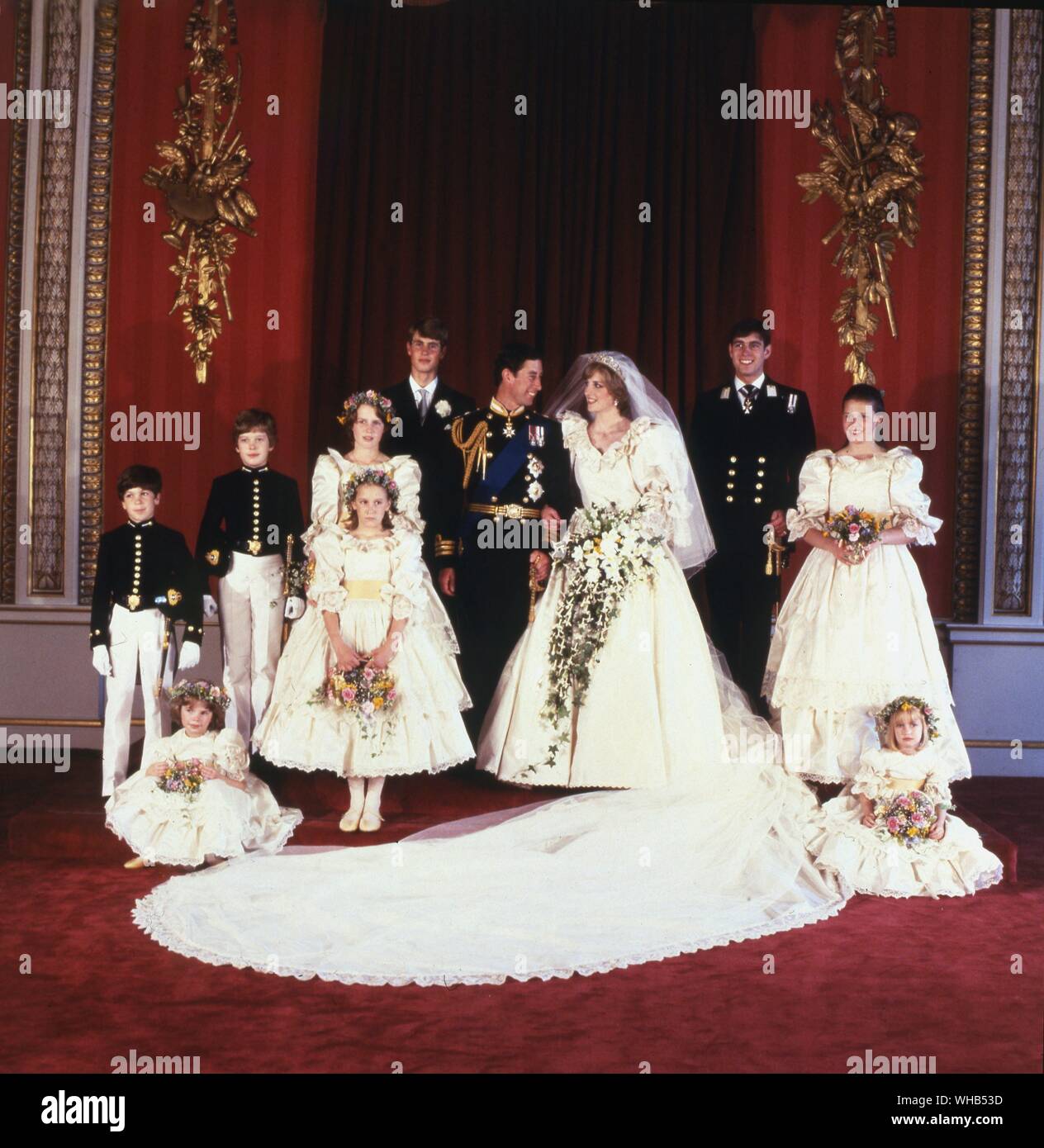 Hochzeit des Prinzen und der Prinzessin von Wales (Lady Diana Spencer) vom 29. Juli 1981 - Buckingham Palace - Die Brautjungfern und Seiten sind Lady Sarah Armstrong Jones 17, Edward Van Cutsem 8, Herr Nicholas Windsor 7, Indien Hicks 13, Sarah Jane Gaselee 11, Catherine Cameron 6 und Clementine Hambro 5.. Stockfoto