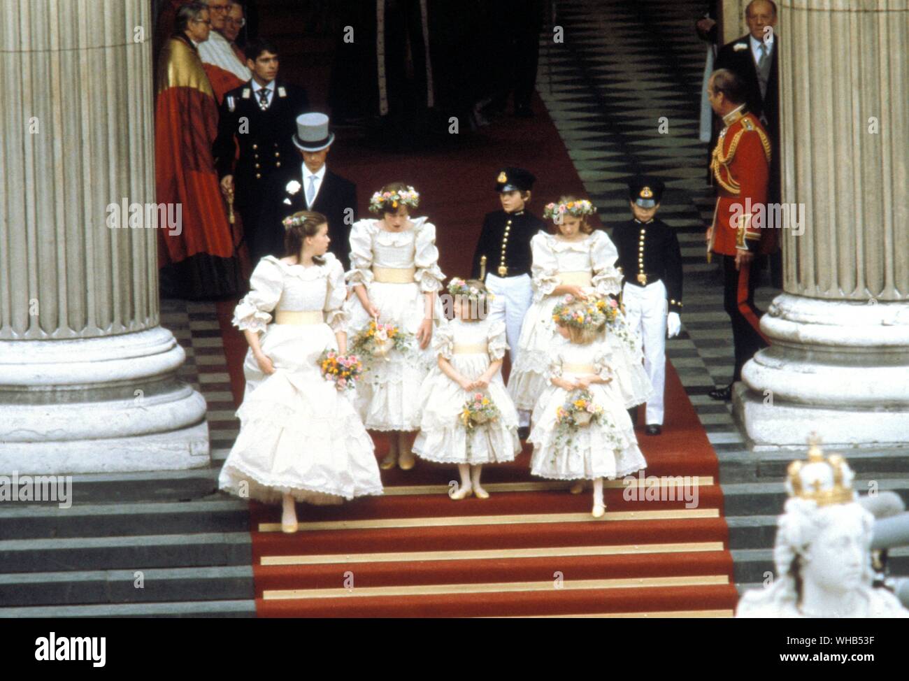 Hochzeit des Prinzen und der Prinzessin von Wales (Lady Diana Spencer) vom 29. Juli 1981 - auf den Stufen von St. Pauls - Die Brautjungfern und Seiten sind Lady Sarah Armstrong Jones 17, Edward Van Cutsem 8, Herr Nicholas Windsor 7, Indien Hicks 13, Sarah Jane Gaselee 11, Catherine Cameron 6 und Clementine Hambro 5.. Stockfoto