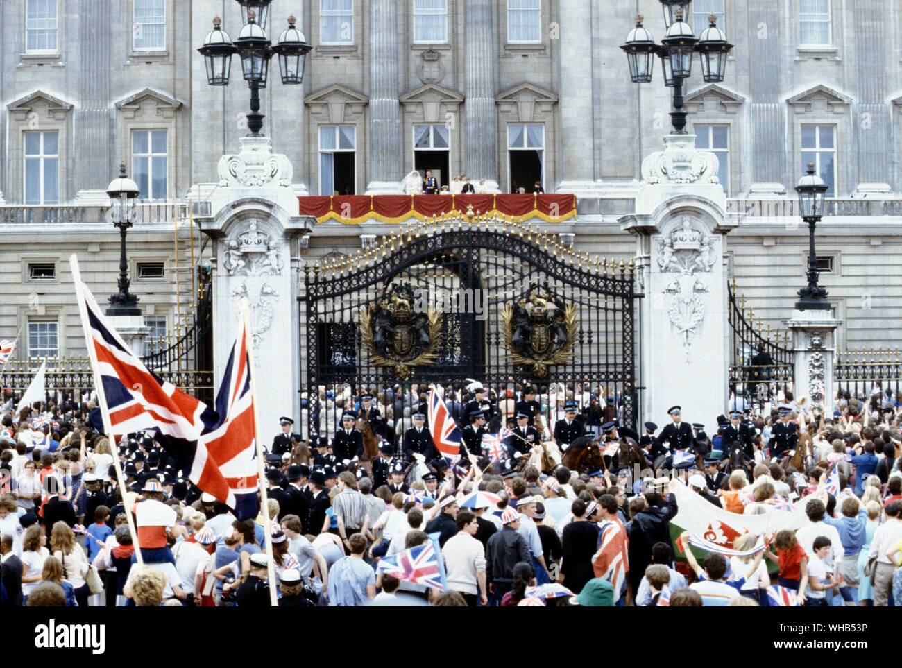 Massen von wellwishers außerhalb der Buckingham Palace Gates warten, Prinz Charles und Lady Diana Spencer am Tag ihrer Hochzeit vom 29. Juli 1981 zu sehen. Stockfoto