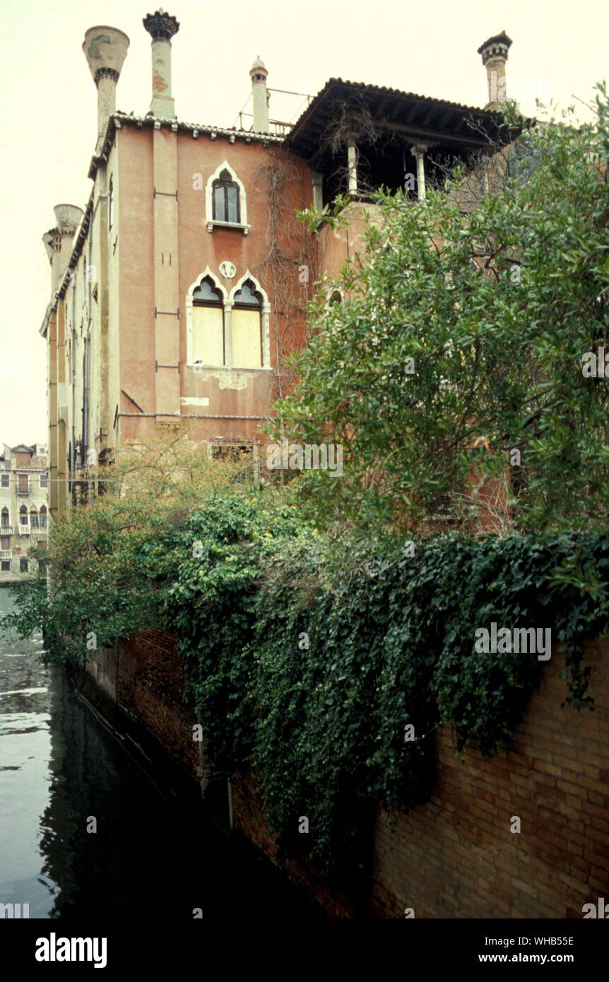 Schornsteine auf einem venezianischen Haus. Stockfoto