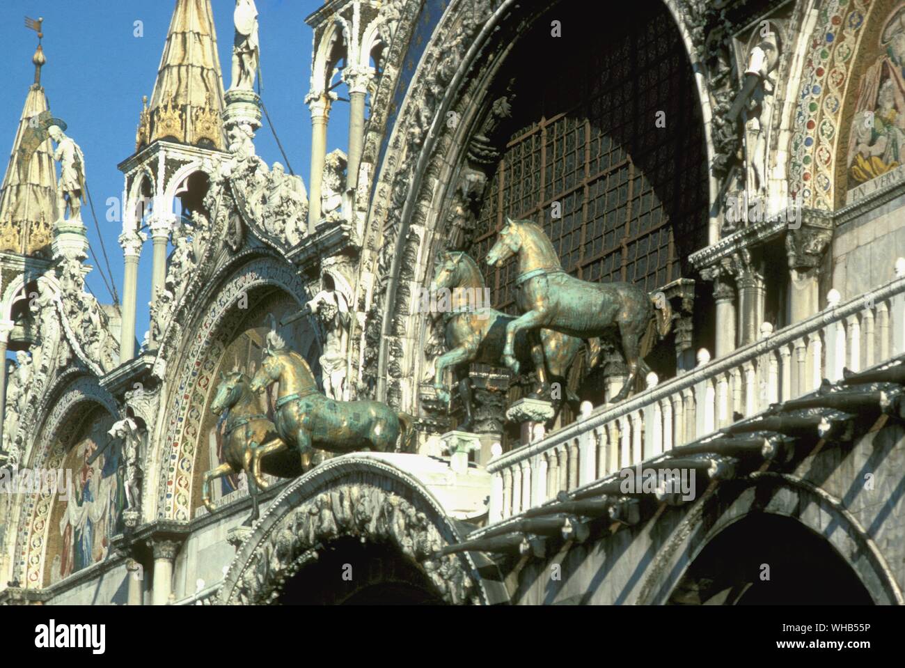 St Mark's Basilika (Italienisch: Basilica di San Marco a Venezia), die Kathedrale von Venedig, ist der bekannteste der Kirchen der Stadt und eines der bekanntesten Beispiele byzantinischer Architektur. Es liegt auf der Markusplatz (im Sestiere San Marco oder Bezirk).. Stockfoto