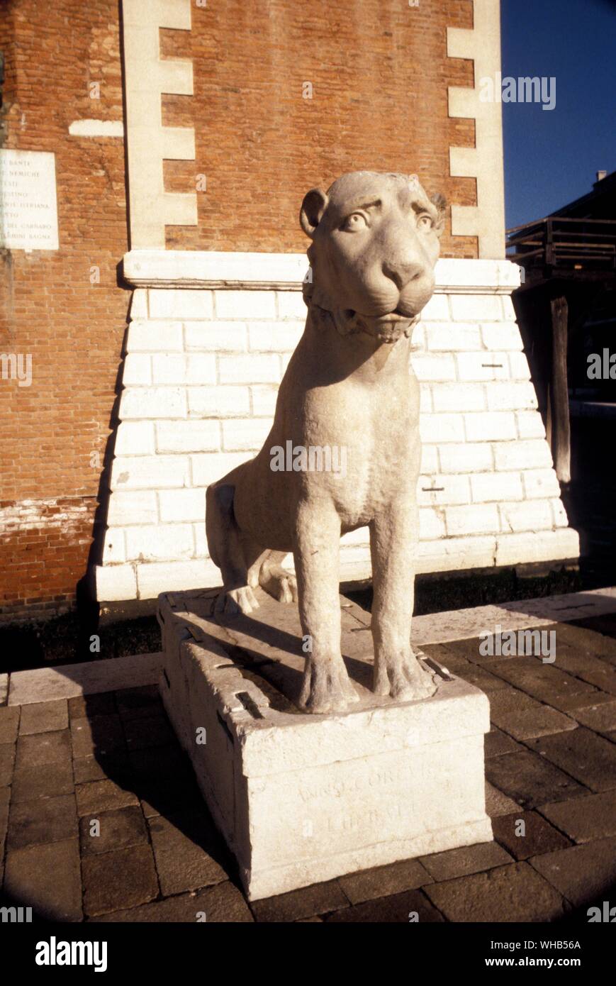 Eine der steinernen Löwen an den venezianischen Arsenal. Die Löwen auf jeder Seite der Eingang, ein Triumphbogen im Stil der Renaissance, kam aus Griechenland, Beute wieder von Francesco Morosoni im 17. Jahrhundert. Der beiden Löwen, die größeren stand man Wache über den Hafen von Piräus, während seine Kollegen auf der Straße von Athen nach Eleusis stand.. Stockfoto