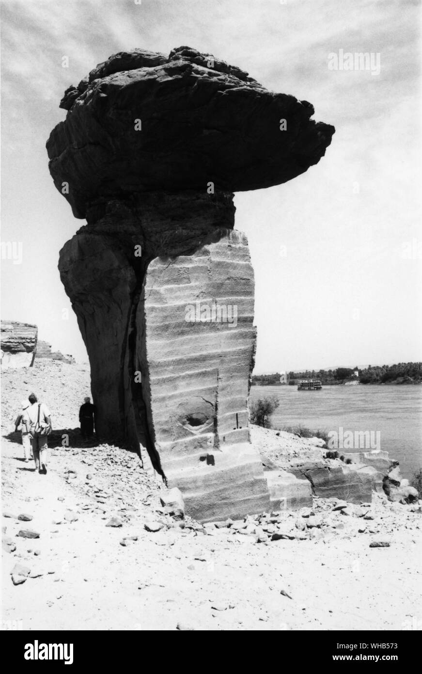 Die silsila Steinbrüche. Vermutlich 40 Meilen nördlich von Aswan entlang den Ufern des Nils in Ägypten. Möglicherweise in der Nähe von Kom Ombo. Seltsame Felsformationen hinter der Linken, der von alten Quarrymen verlassen ein 'mushroom' stehen.. . . Stockfoto