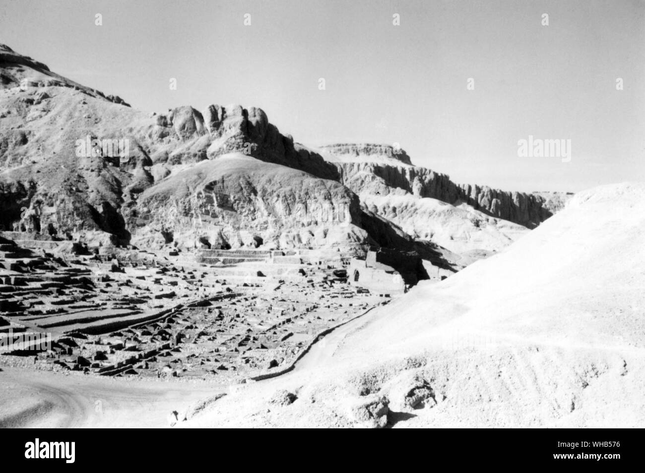 Deir el Medina, Oberägypten. In einem Tal auf der West Bank von Luxor entfernt. Das Dorf wurde für rund 500 Jahre von Arbeiter und Handwerker, die die königlichen Gräber in der Nähe Tal der Könige gebaut bewohnt. Mit einer ptolemäischen Tempel.. . Stockfoto