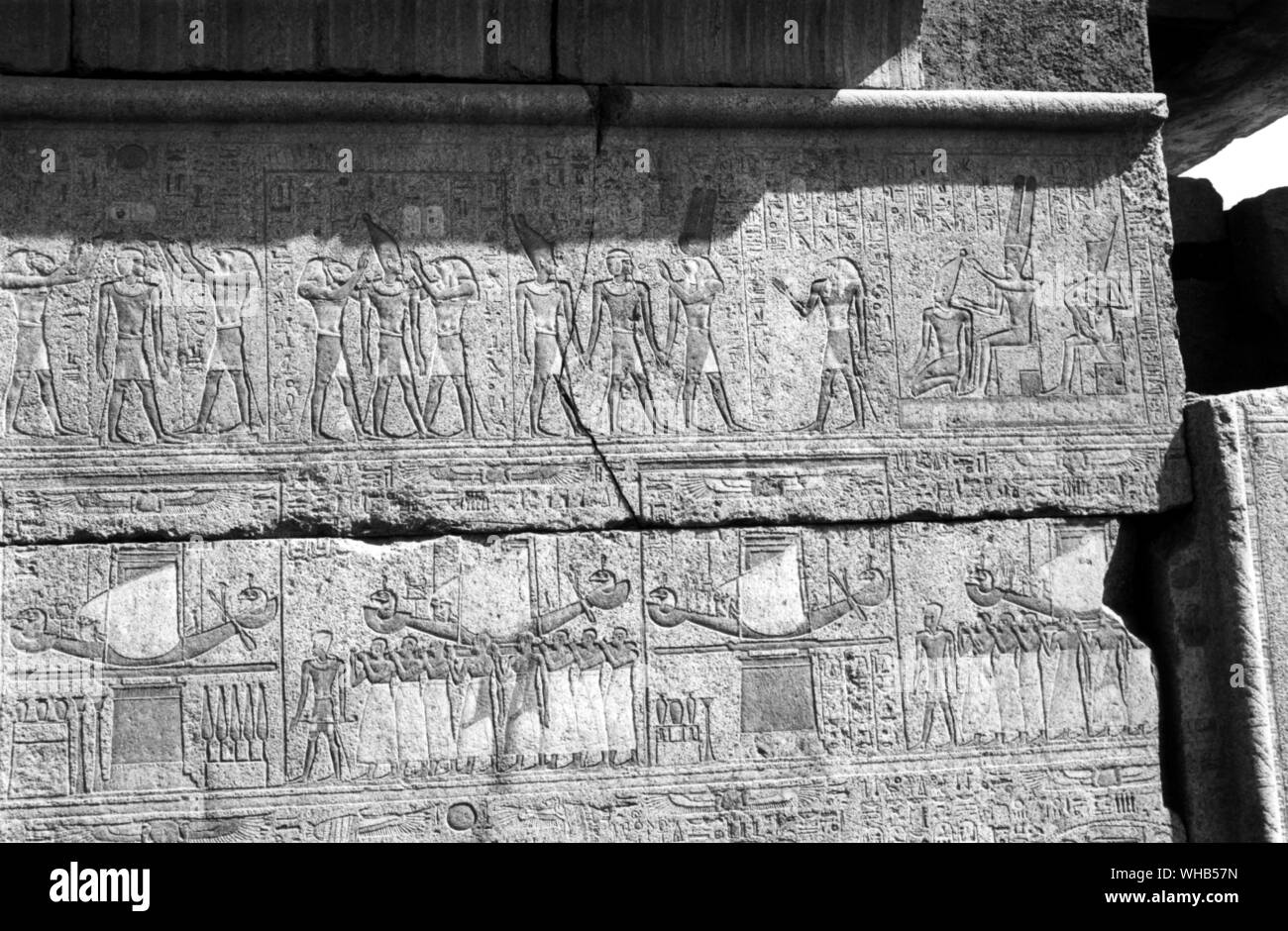 Linderung von Philys Arrhidaeus, Karnak. Ptolomeic Zeitraum. Der König ist von Göttern und den heiligen Barke der Amuz ist in einer Prozession verehrt. Arrhidaeus lebte im 4.Jahrhundert v. Chr., und war einer der Generäle Alexanders des Großen.. . Stockfoto