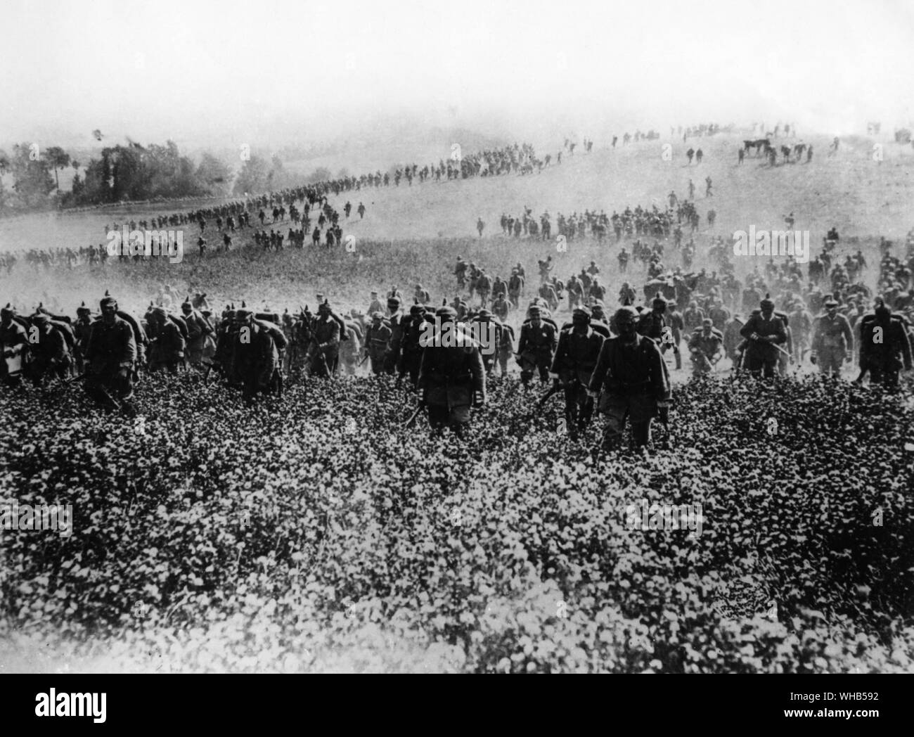 Deutsche Infanterie über offenes Land 1914 voran Stockfoto