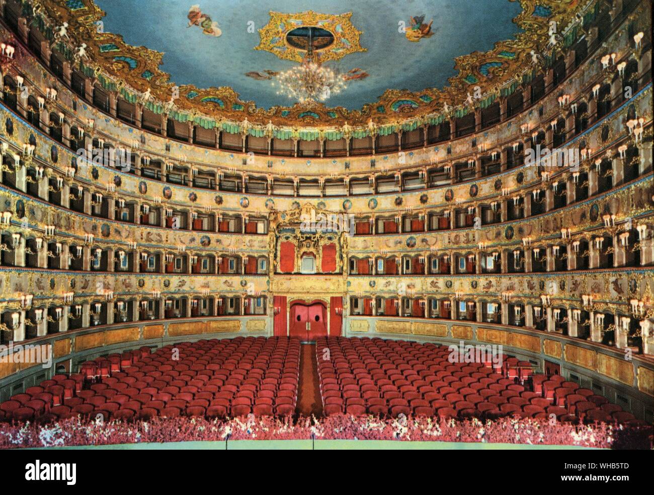 Innenraum des Theaters La Fenice, Venedig, Italien. Blick auf das Auditorium von der Bühne Stockfoto