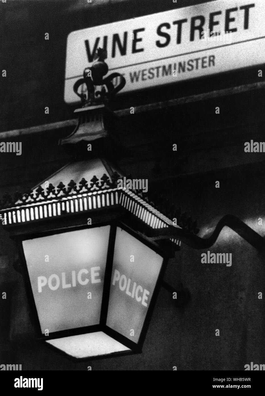 Die Lampe außerhalb Vine Street Polizei sagte Der Geist von Station Sergeant Goddard, Selbstmord, indem er sich hängen in den Zellen verpflichtet. Stockfoto