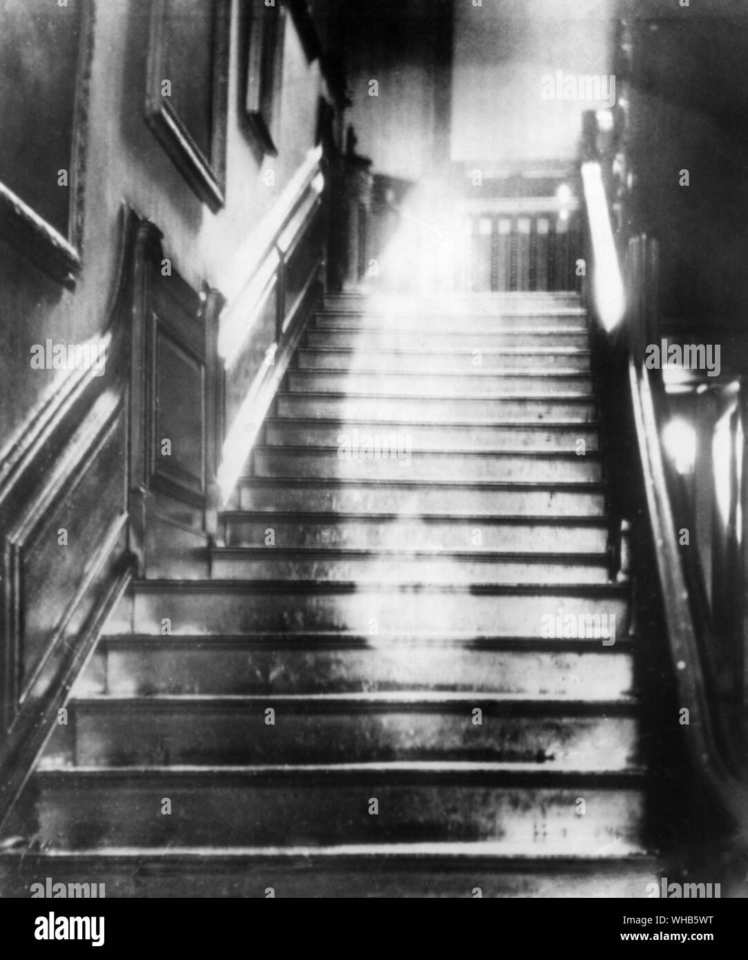 Die braune Dame absteigend die Treppe in Raynham Hall Norfolk das Haus des Marquis von Townshend Stockfoto