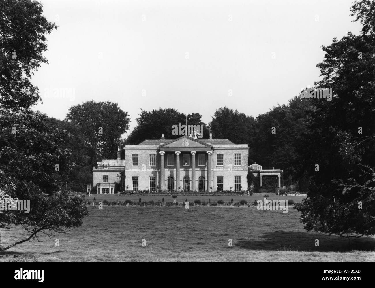 Laverstoke Haus, Whitchurch, Hampshire, aus dem Süden im August 1965 übernommen. Jane Austen's Nachbarn, die Inhaber hier gelebt. In den frühen achtzehnten Jahrhundert Henri Portal, der Sohn eines Flüchtlings Hugenot Familie, wurde ein Papier- Mühle an Laverstoke. Im Jahre 1727 sicherte er sich einen Vertrag der Bank von England's pound Notizen zu fertigen. Dies war vor allem durch die schön klar Chalk-stream Wasser des Flusses Test eindeutig zu machen, klare Hinweise geeignet.. Laverstoke Haus wurde von Joseph Bonomi entworfen und war für das Portal Familie im Jahre 1780 gebaut. Jetzt in einem Grade II aufgeführten Park Stockfoto