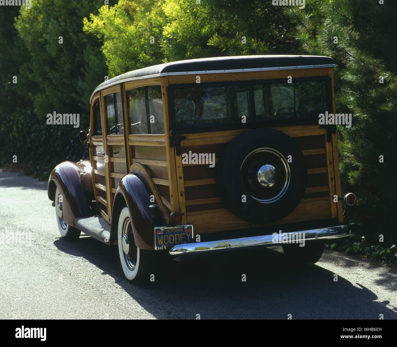 Verkehr Straße 1937. Ford Woody Kombi Stockfoto