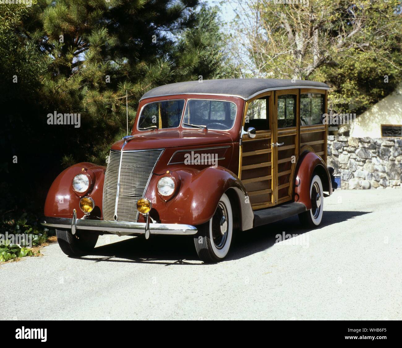 Verkehr Straße 1937. Ford Woody Kombi Stockfoto