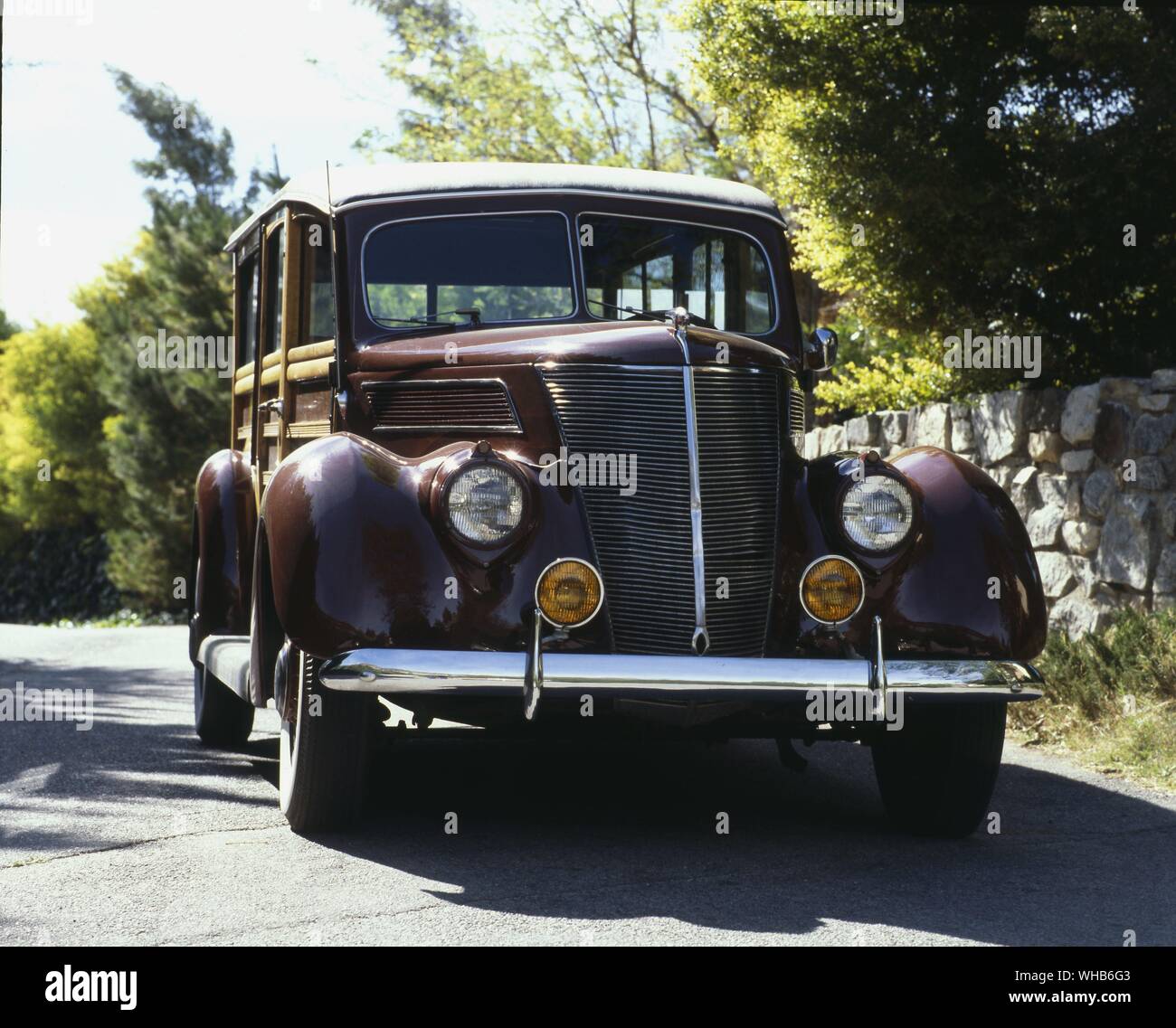 Verkehr Straße 1937. Ford Woody Kombi Stockfoto