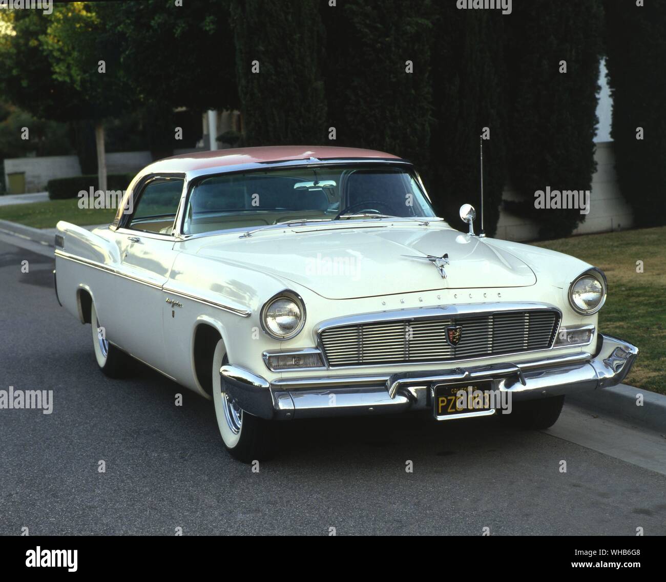 Verkehr Straße 1956. Chrysler New Yorker Deluxe Chevrolet Bel Air Stockfoto
