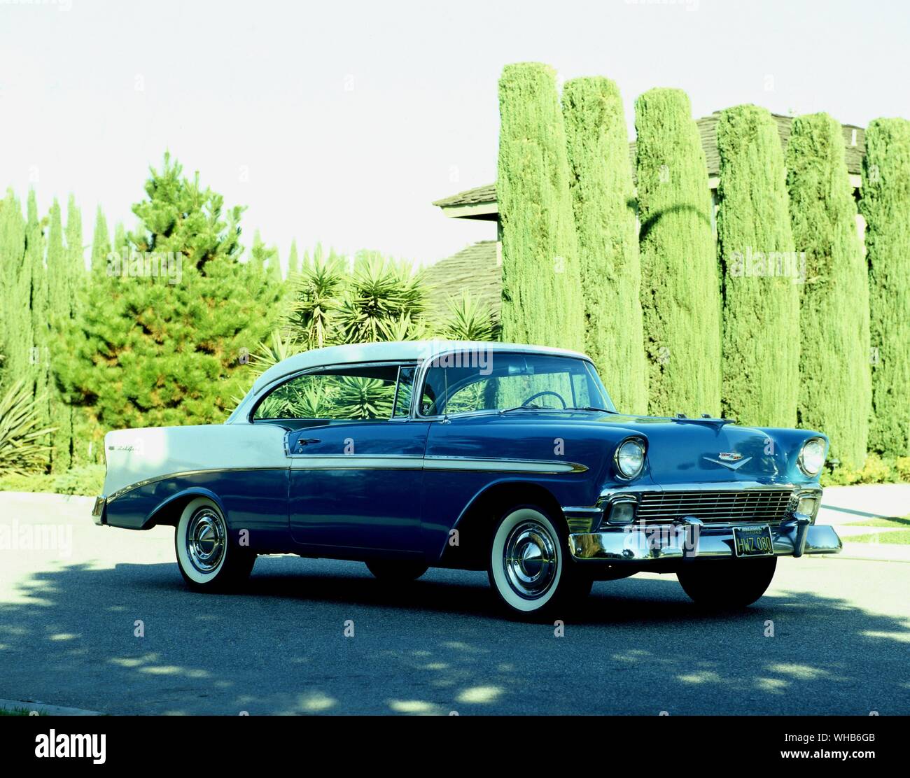 Verkehr Straße 1956. Chrysler New Yorker Deluxe Chevrolet Bel Air Stockfoto