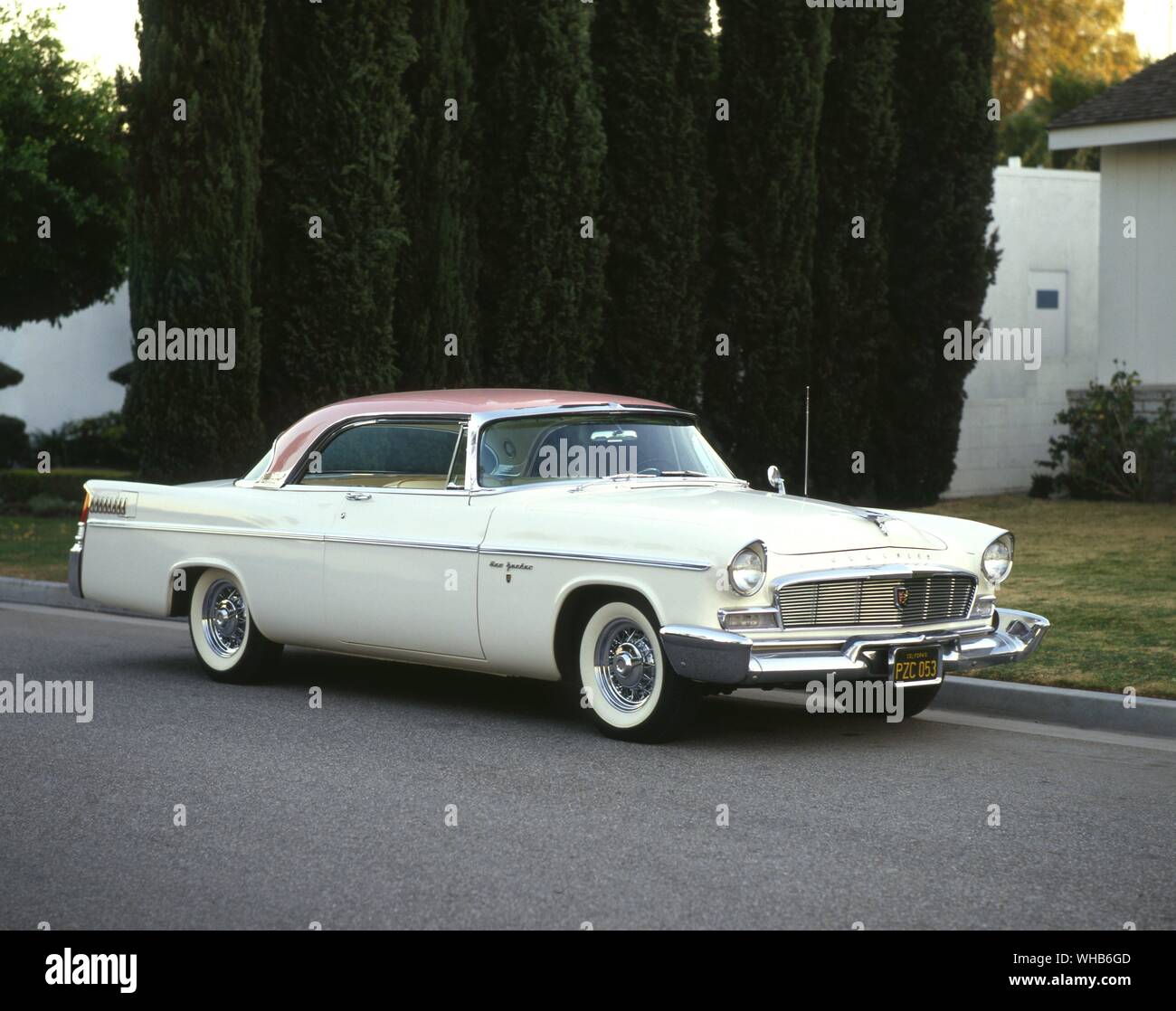 Verkehr Straße 1956. Chrysler New Yorker Deluxe Chevrolet Bel Air Stockfoto