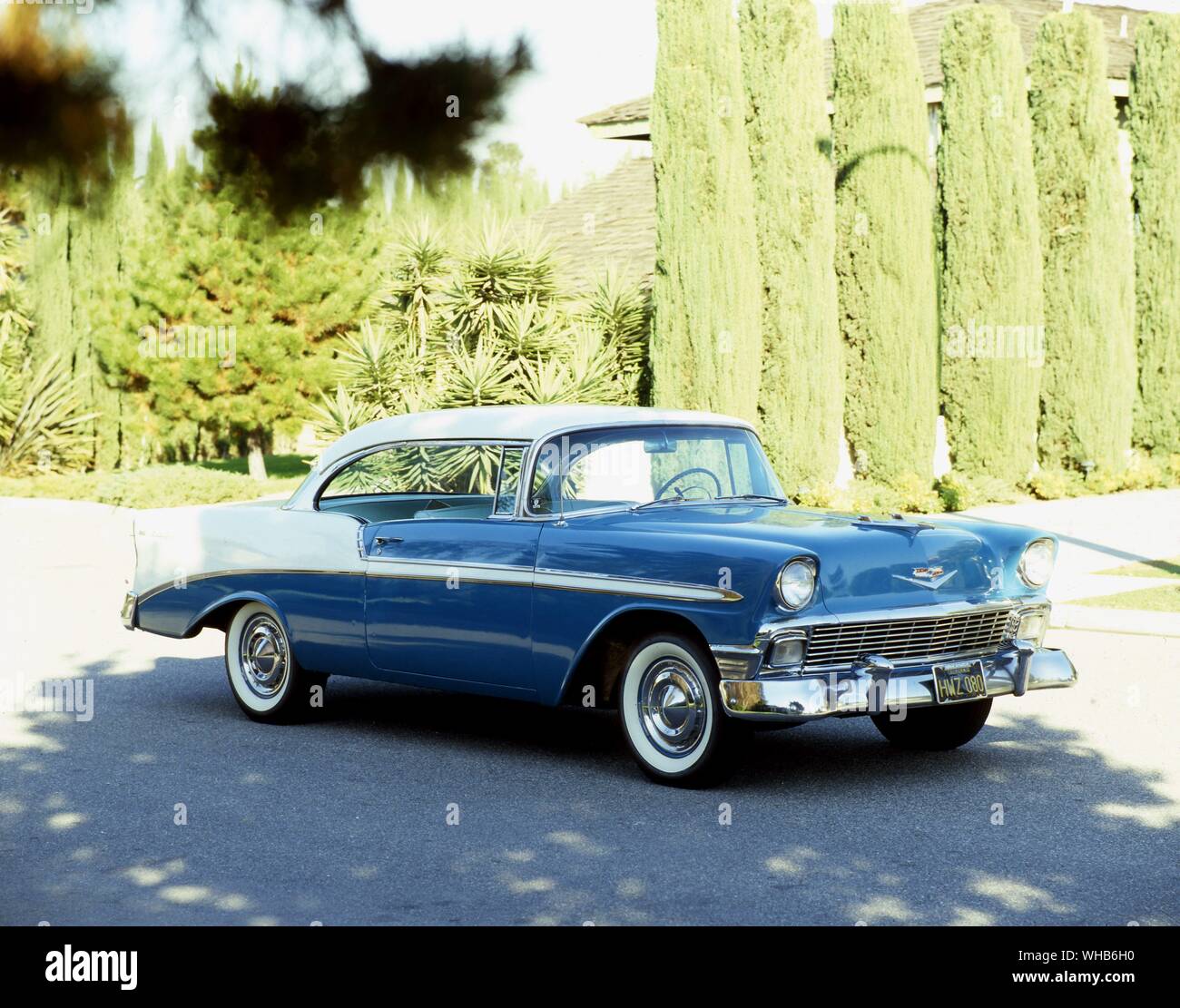 Verkehr Straße 1956. Chrysler New Yorker Deluxe Chevrolet Bel Air Stockfoto