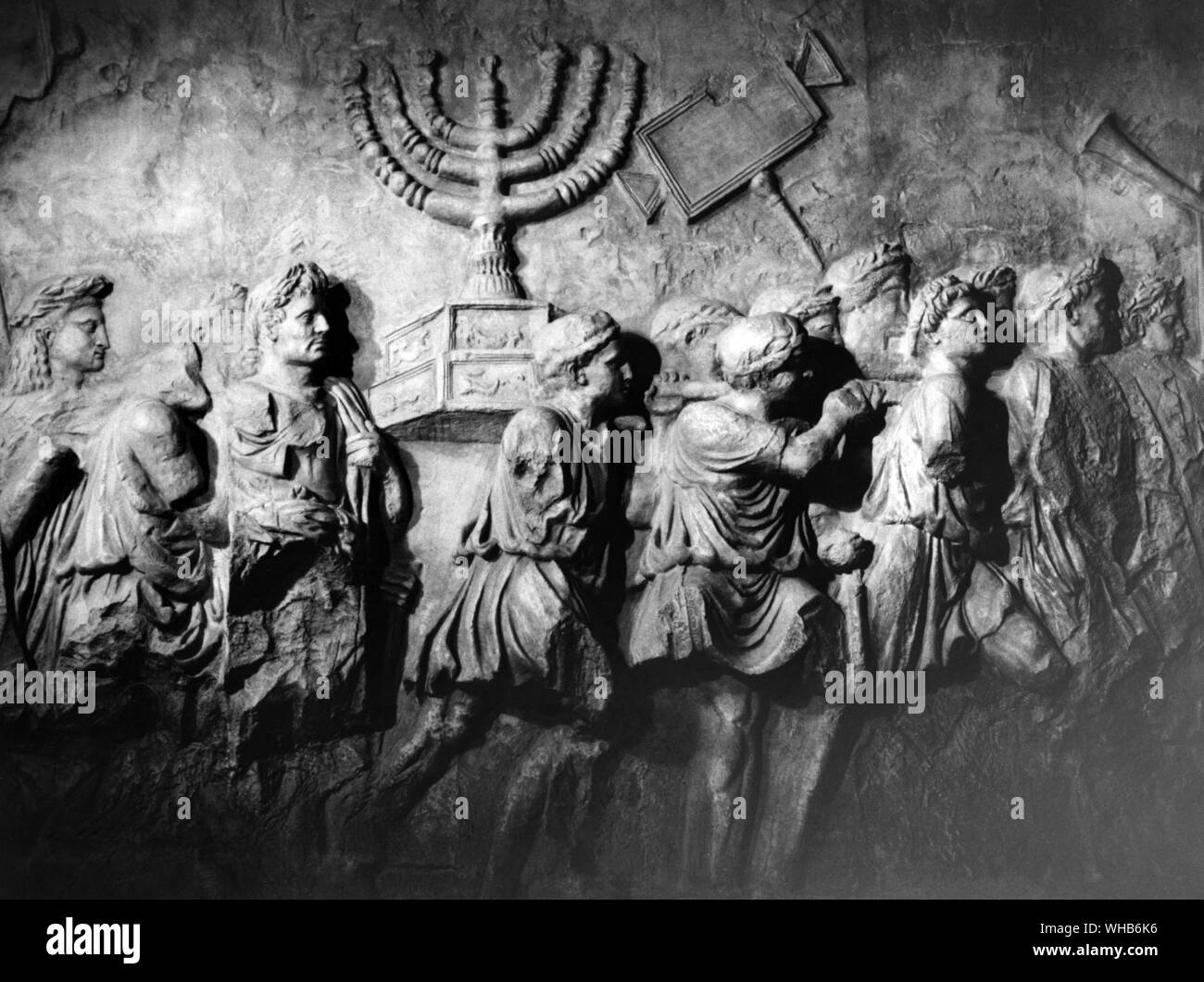 Befreiung von der Bogen des Titus, Rom, mit den Trophäen aus dem Sack der Tempel von Jerusalem - teilweise wiederhergestellt. Der Bogen des Titus ist ein Pentelic Marmor Triumphbogen mit einem einzigen gewölbten Öffnung befindet sich an der Via Sacra nur im Süden und Osten des Forums in Rom. Es wurde von Kaiser Domitian erbaut kurz nach dem Tod seines Bruders Titus (geb. AD 41, Kaiser 79-81), das Gedenken an die Eroberung und Plünderung Jerusalems im Jahre 70, die effektiv beendet den Jüdischen Krieg im 66 begonnen (obwohl die Römer nicht vollständigen Sieg erreichen bis zum Fall von Masada in 73).. Stockfoto