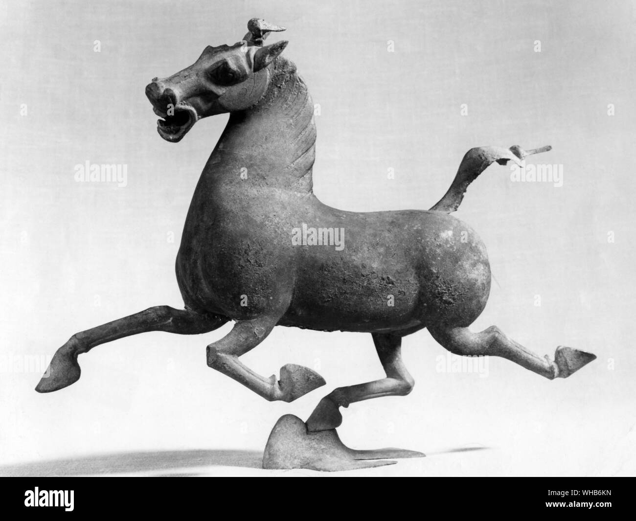 Bronze Figur von einem fliegenden Pferd. China, VI.3 (vi) Xin zu Ostern Han 005202.031-. Berühmten fliegenden Bronze Pferd und Schlucken aus der Östlichen Han-Dynastie (206 v. Chr. bis 220 nach Chr.). Die ursprüngliche Bronzestück wurde 1969, als die Dorfbewohner in der kleinen Stadt Leitai, Wuwei, Provinz Gansu ein altes Grab entdeckt beim Graben Fundamente entdeckt. Unter den mehr als 200 Reliquien im Grab gefunden wurde, war die fliegenden Pferd und Schlucken. Der pferdehuf ist hoch, da die erschrocken legt schlucken Sie das Wiehern, raffiniert schwenkbare Pferd angehoben. In den frühen 1970er Jahren, Repliken aus Taiwan der Markt überschwemmt, aber Stockfoto
