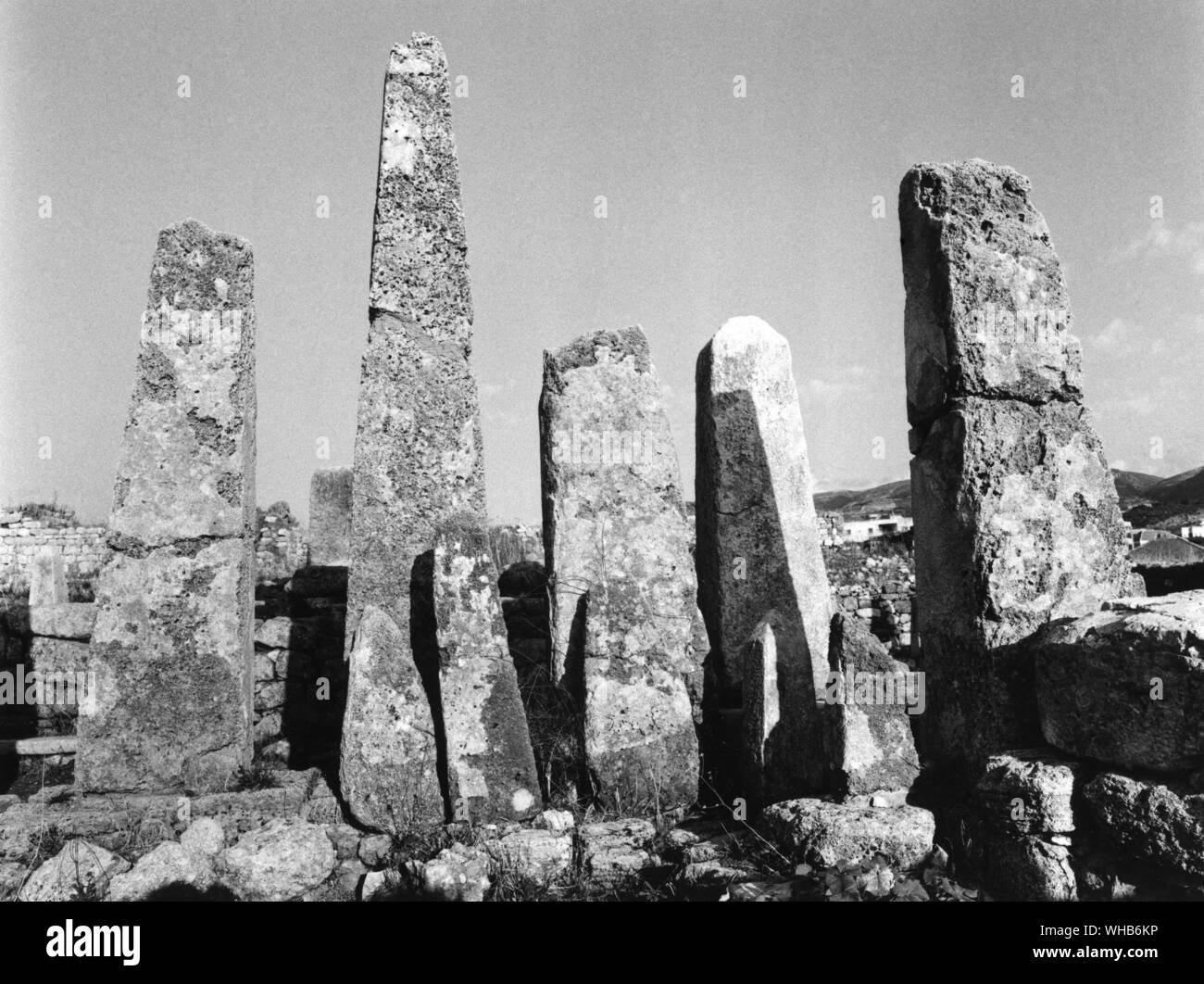 Byblos der phönizischen Tempel des Obelisken 2. Jahrtausend v. Chr. -. Byblos ist der griechische Name der phönizischen Stadt Gebal (früher Gubla). Es ist eine mediterrane Stadt auf dem Berge Libanon Governatorat des heutigen Libanon im Rahmen der aktuellen arabischen Namen von Jbeil. Nach Fragmenten zurückzuführen auf die semi-legendären vor dem Trojanischen Krieg phönizischen Historiker Sanchuniathon, es war die erste Stadt, die jemals gebaut wurde, und auch heute noch wird von vielen als die älteste kontinuierlich bewohnte Stadt der Welt zu sein. Stockfoto