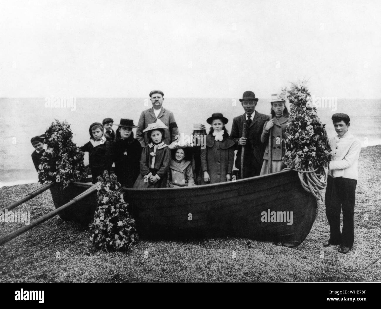 Eine mögliche Überleben von balder's Schiff Beerdigung Girlande Tag an abbotsbury England, wo bis vor kurzem Girlanden waren draußen auf dem Meer entnommen und Links 1906 Stockfoto