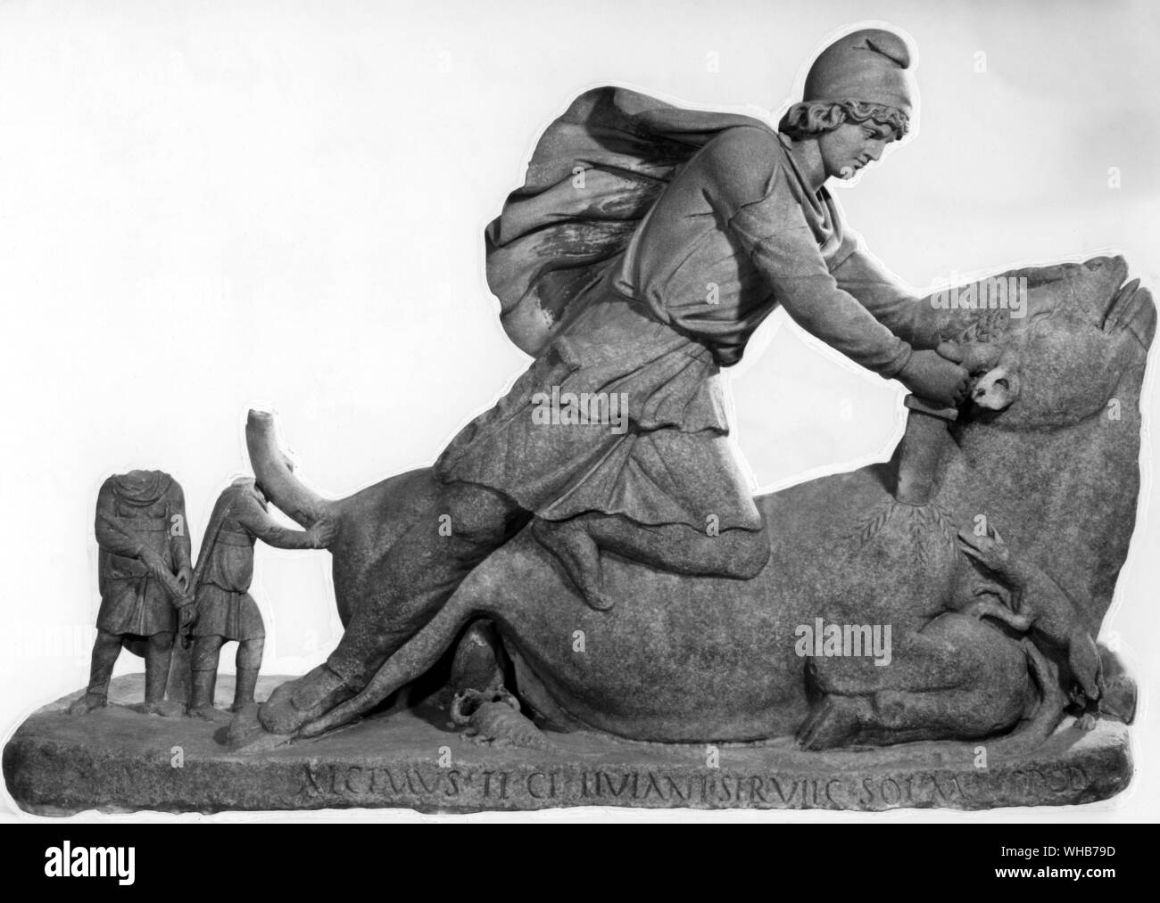 Mithras tötet den Bullen, von deren Seite das Blut Federn wie Ähren. Römischen kult Statue 2. Jahrhundert. . Mysterien des Mithras war ein Geheimnis der Religion im Römischen Reich praktiziert wird, Stockfoto