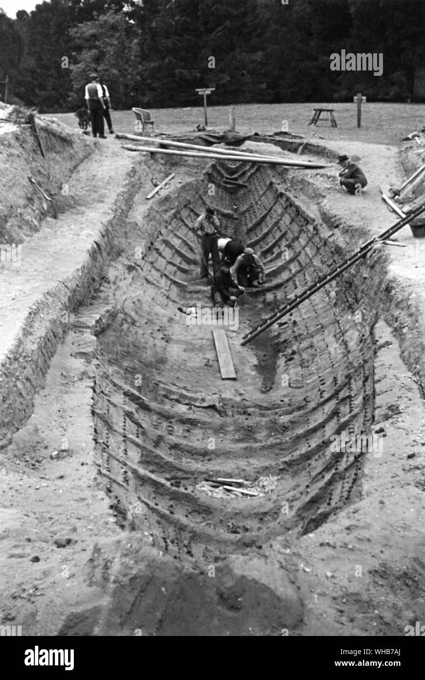 Balder das Schiff vergraben. Der Schiffsrumpf des Schiffes ausgegraben in Sutton Hoo, klar in der Masse unterscheiden. Die Grabkammer wurde in der Mitte des Schiffes. . Stockfoto