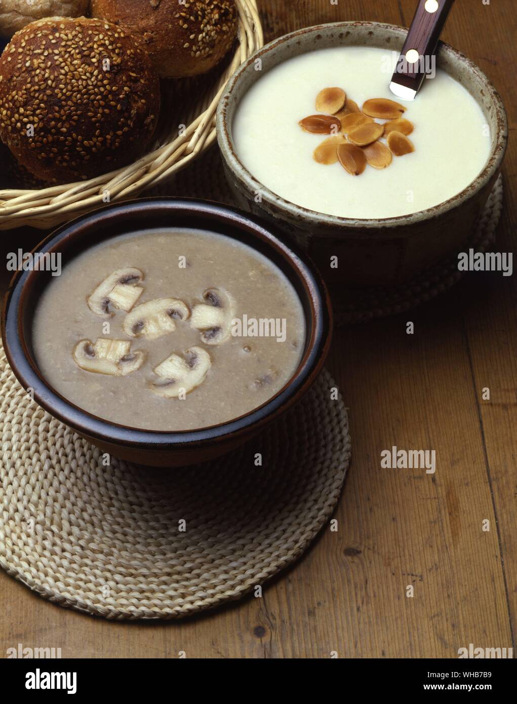 Pilzsuppe und weiße Suppe mit Mandeln. Stockfoto