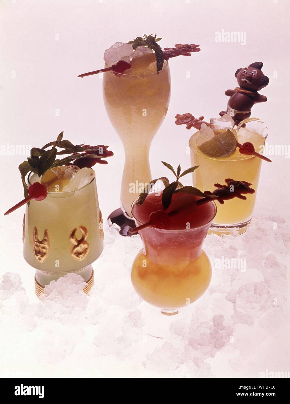 Vielfalt der Gläser mit verschiedenen Getränken gefüllt. Stockfoto