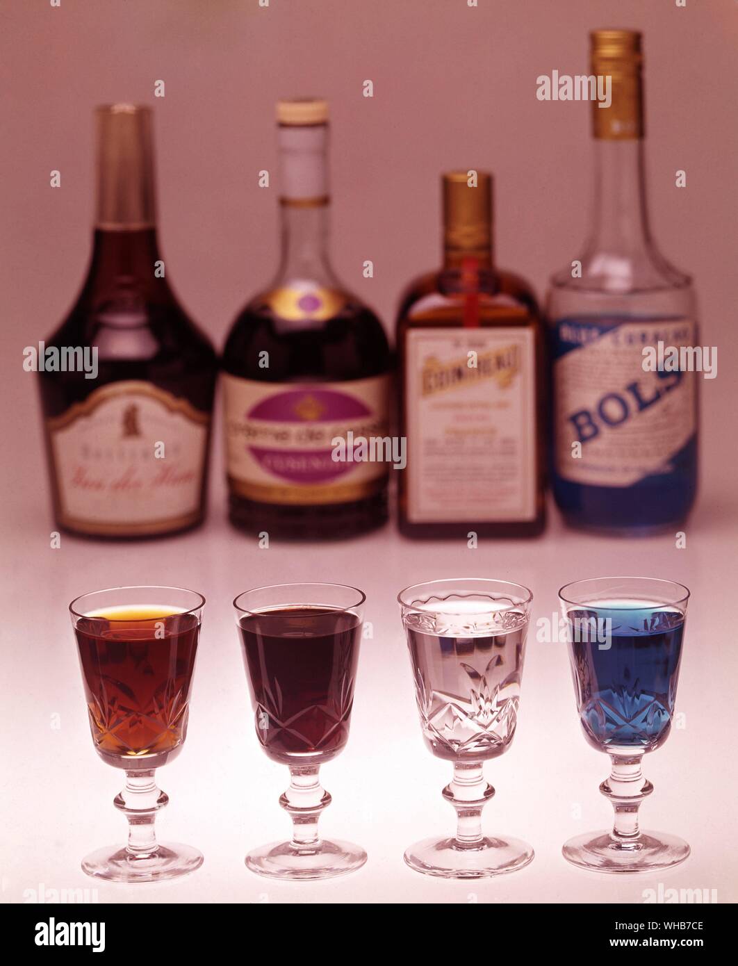 Getränke in Flaschen und goß in geschliffenen Glas Gläser. Stockfoto