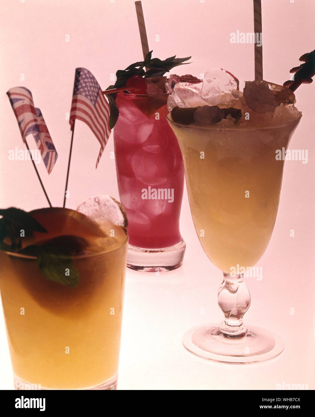 Alkoholische Getränke in Gläsern. Stockfoto