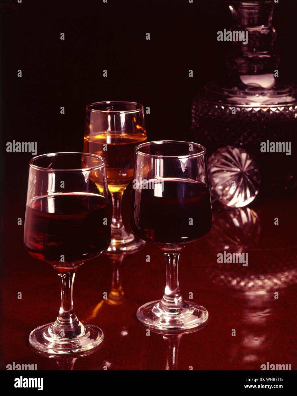 Alkoholische Getränke in Gläsern. Stockfoto