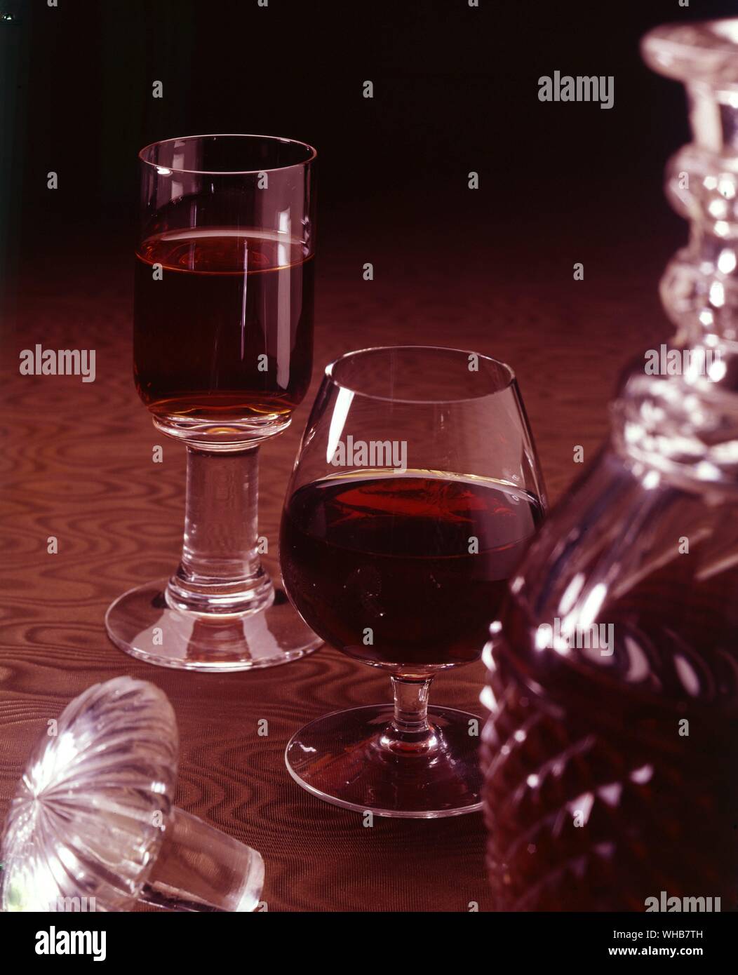 Gläser Wein mit Kristall Karaffe. Stockfoto