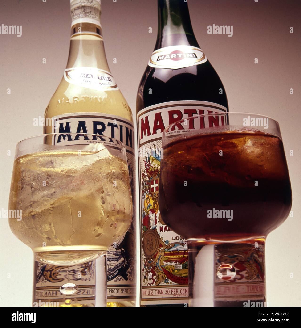 Rote und weiße Martini Flaschen mit volle Gläser vor. Stockfoto