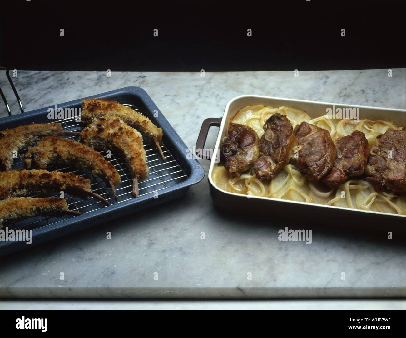 Lamm, Steaks und Koteletts - geschmorte auf einem Bett von Zwiebel oder von Panierten und gegrillt.. Stockfoto