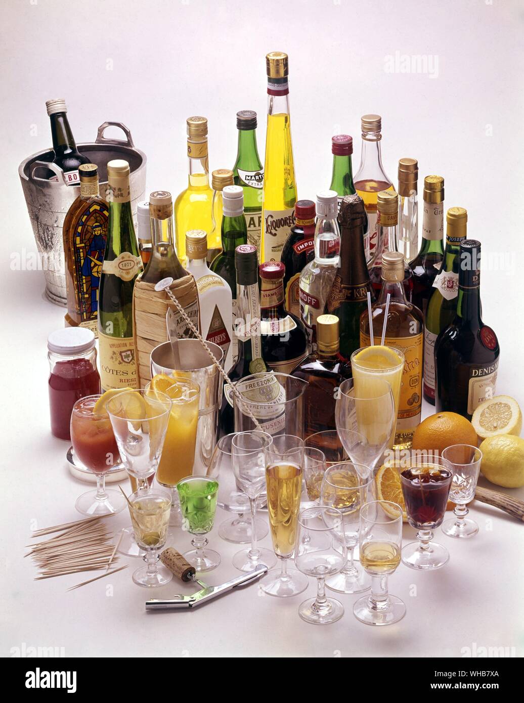 Eine Sammlung von Flaschen und Gläsern alkoholischen Getränken.. Stockfoto