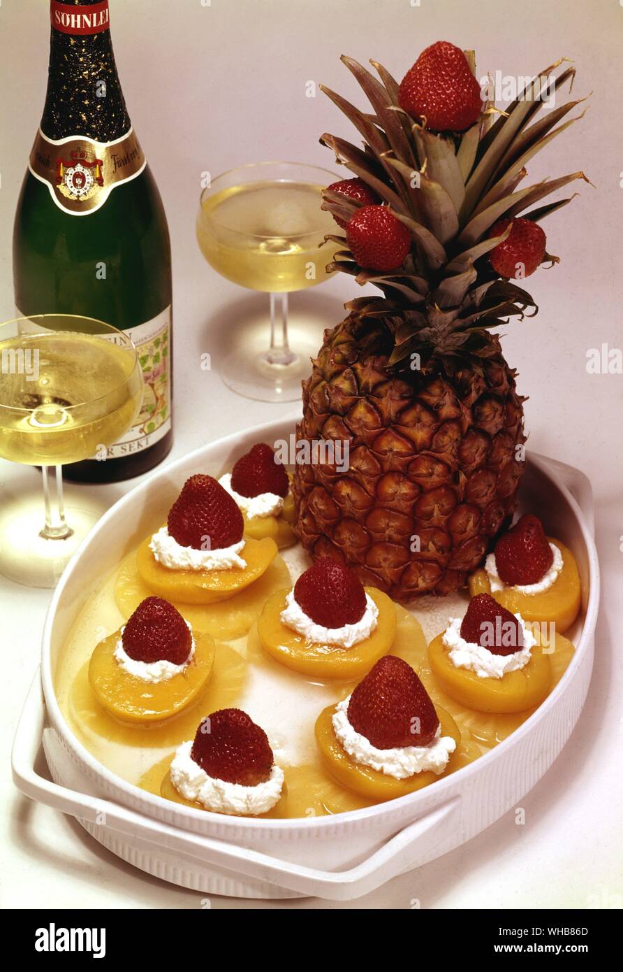 Nachtisch Pfirsiche Ananas und Erdbeeren. Stockfoto
