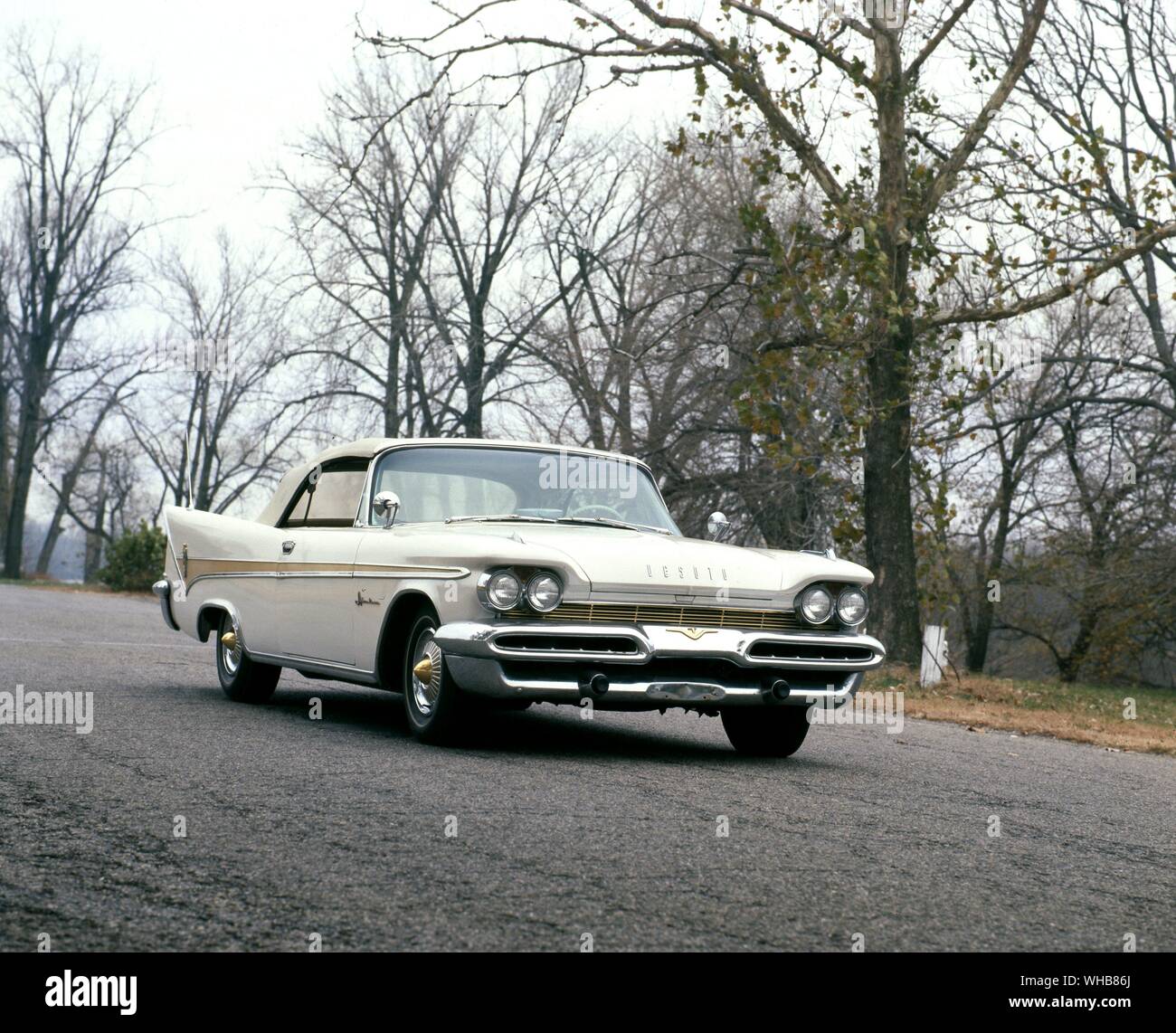 Verkehr Straße 1959. Desoto Adventurer Cabrio. Stockfoto
