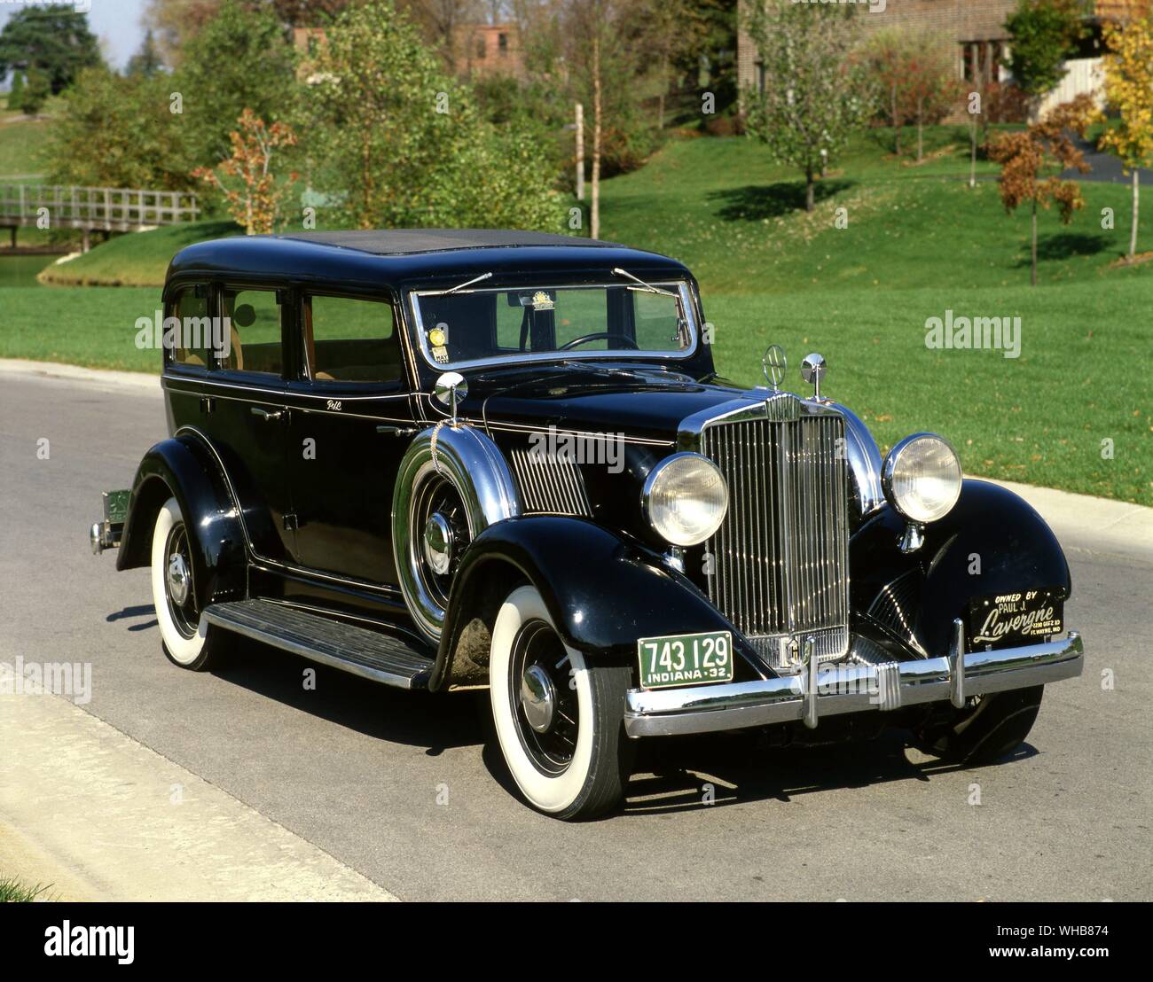 Verkehr Straße 1932. Auburn Chrysler Imperial Sedan. Von Paul J. Lavergne besessen. . Stockfoto