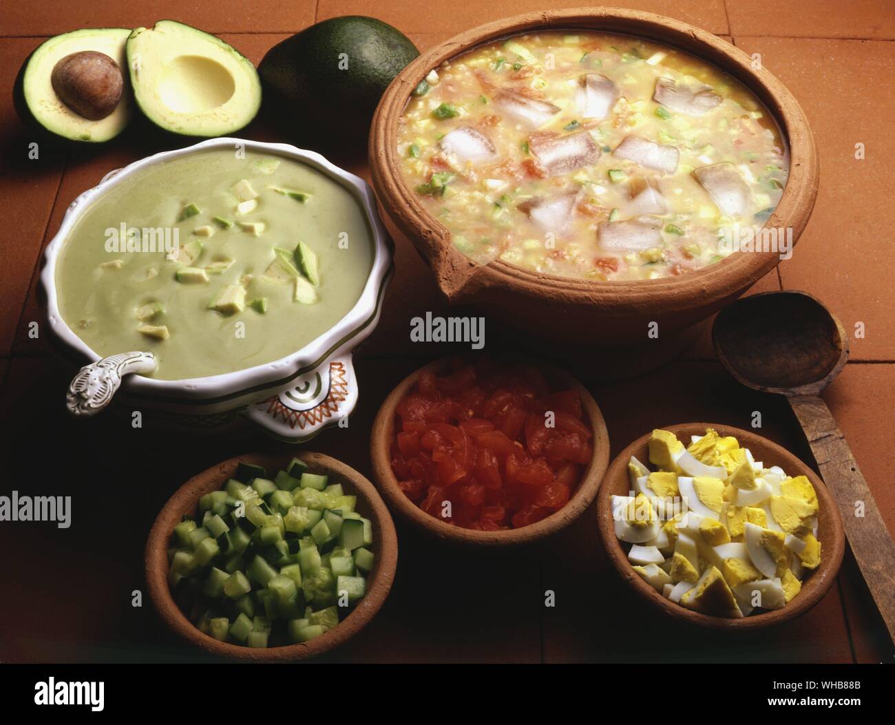 Suppe-Creme von Avocado (USA Links) und gekühlte Gazpacho (SPANIEN). Stockfoto