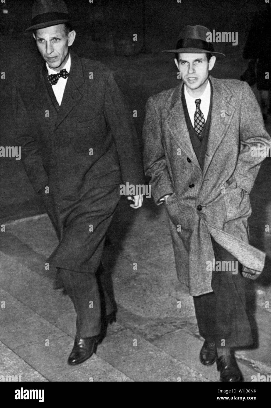 Alger Hiss mit seinem Bruder Donald (links) bei seinem Prozess wegen Meineides in Amerika im Jahr 1948 fotografiert. . War ein US-Außenministerium offizielle in der Gründung der Vereinten Nationen beteiligt. Er war ein sowjetischer Spion 1948 beschuldigt und verurteilt des Meineids in Verbindung mit dieser Gebühr 1950 Stockfoto