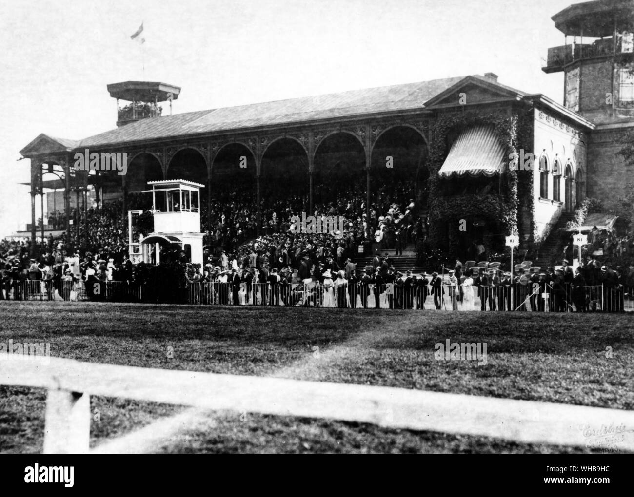 Ungarische Pferderennbahn 1880-1918, erste Klasse Besucher stehen und ungarische Jockey Club Stockfoto