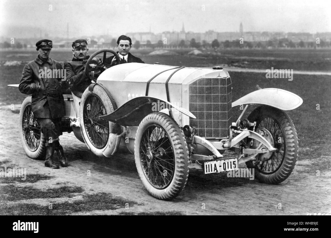 Max Sailer am Lenkrad, mit Beifahrer Hans Rieker zu seiner Linken, der Mercedes 28/95 PS nach seinem Sieg 1921 bei der Targa Florio Stromkreis Produktion Auto Klasse. Stockfoto