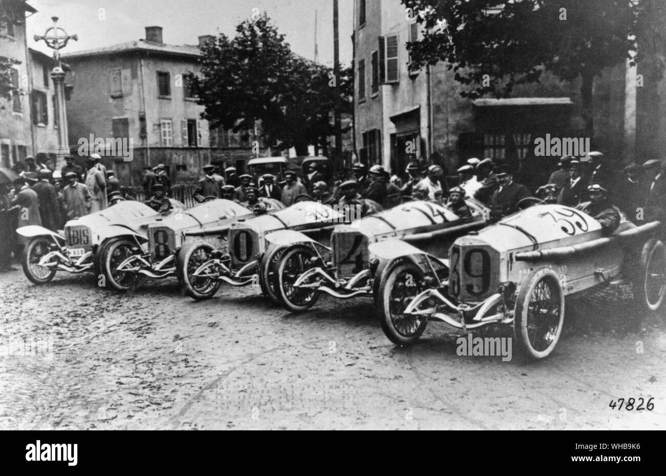 Die fünf Deutschen Mercedes Autos aufgereiht vor dem ACF-Grand Prix von 1914, der Definition der Rasse der vor WW1 Ära. in Lyon, Frankreich, statt. Diese beiden Systeme wurden im Kampf gegen die damals vorherrschende Peugeot Team die vier Räder Bremsanlage hatte. 14. Juli 1914 Stockfoto